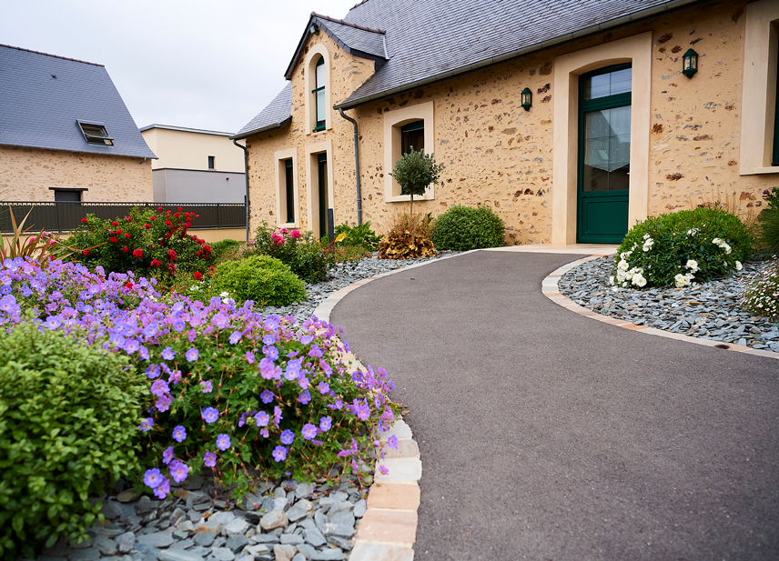 Au Cœur des Jardins : enrobé noir et pavage